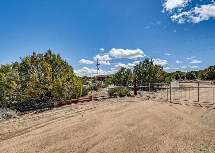 Holiday home Vacation W/ Private Yard & Fire Pit *