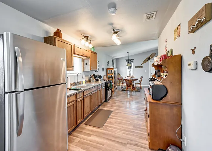 Vacation W/ Private Yard & Fire Pit Holiday home