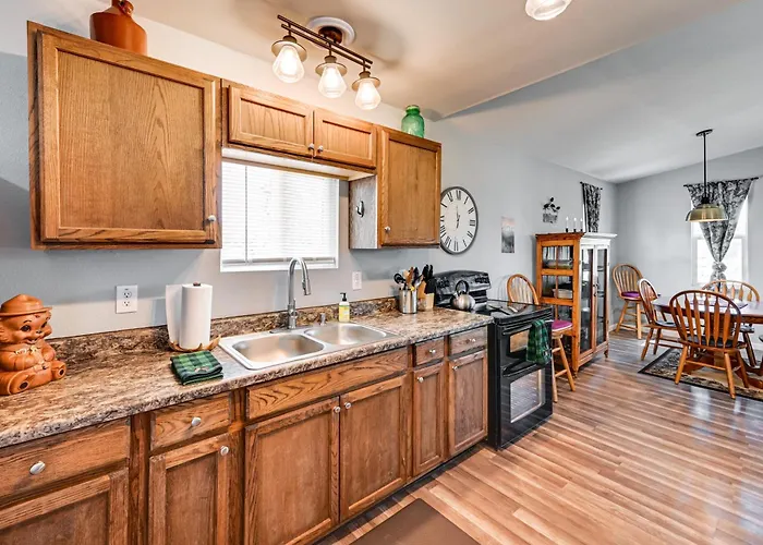 Holiday home Vacation W/ Private Yard & Fire Pit