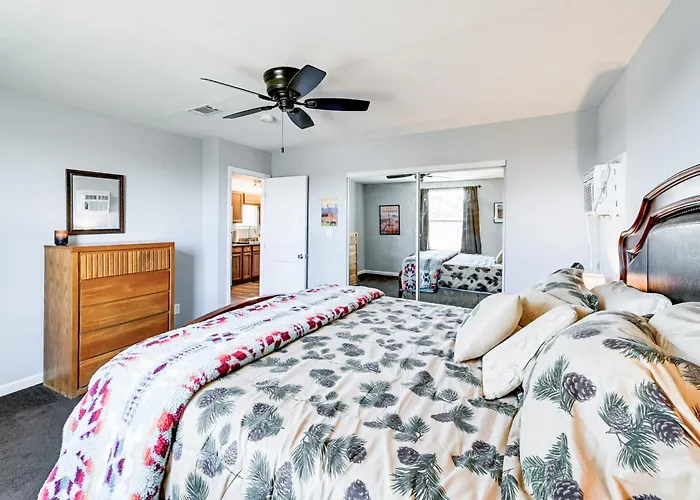 Holiday home Vacation W/ Private Yard & Fire Pit